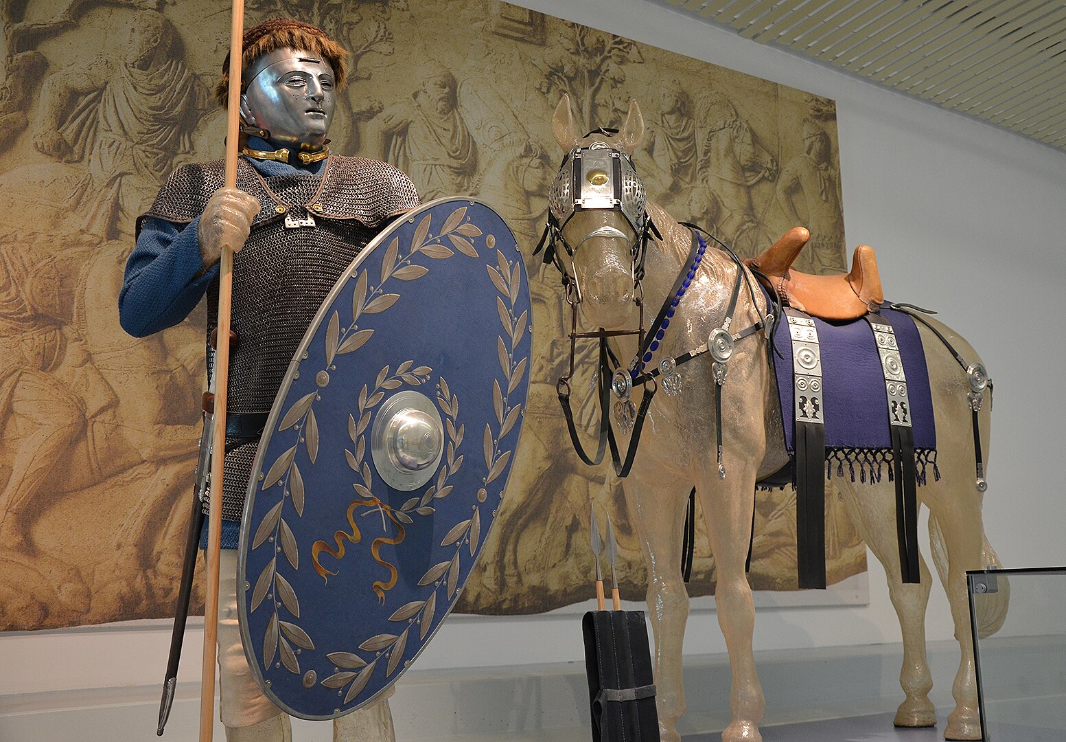 Reconstitution d'un cavalier et d'un cheval portant des pièces d'armure  romaines typiques, Musée het Valkhof, Nimègue, Pays-Bas. Par Carole Raddato - CC BY-SA 2.0,
