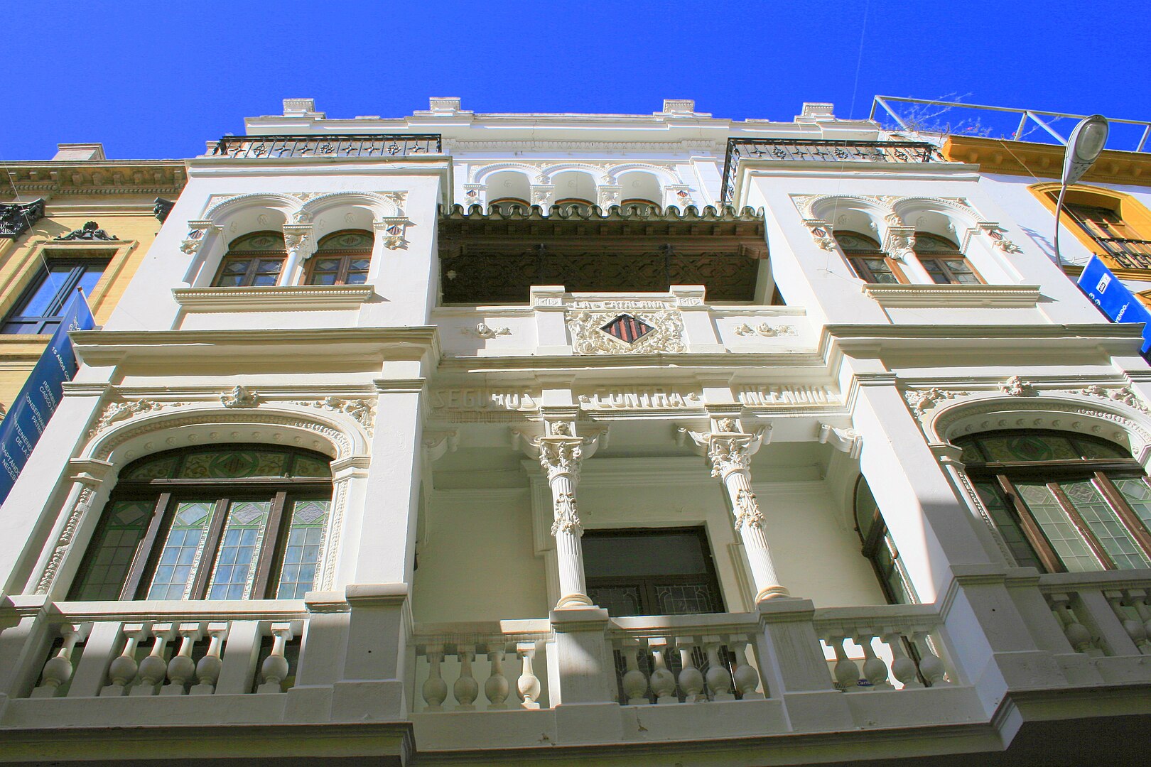 Edificio la Catalana, de l'architecte José Espiau y Muñoz au numéro 20 de la Calle Sierpes à Séville, Andalousie, Espagne. De Aredgrill - travail personnel, domaine public.