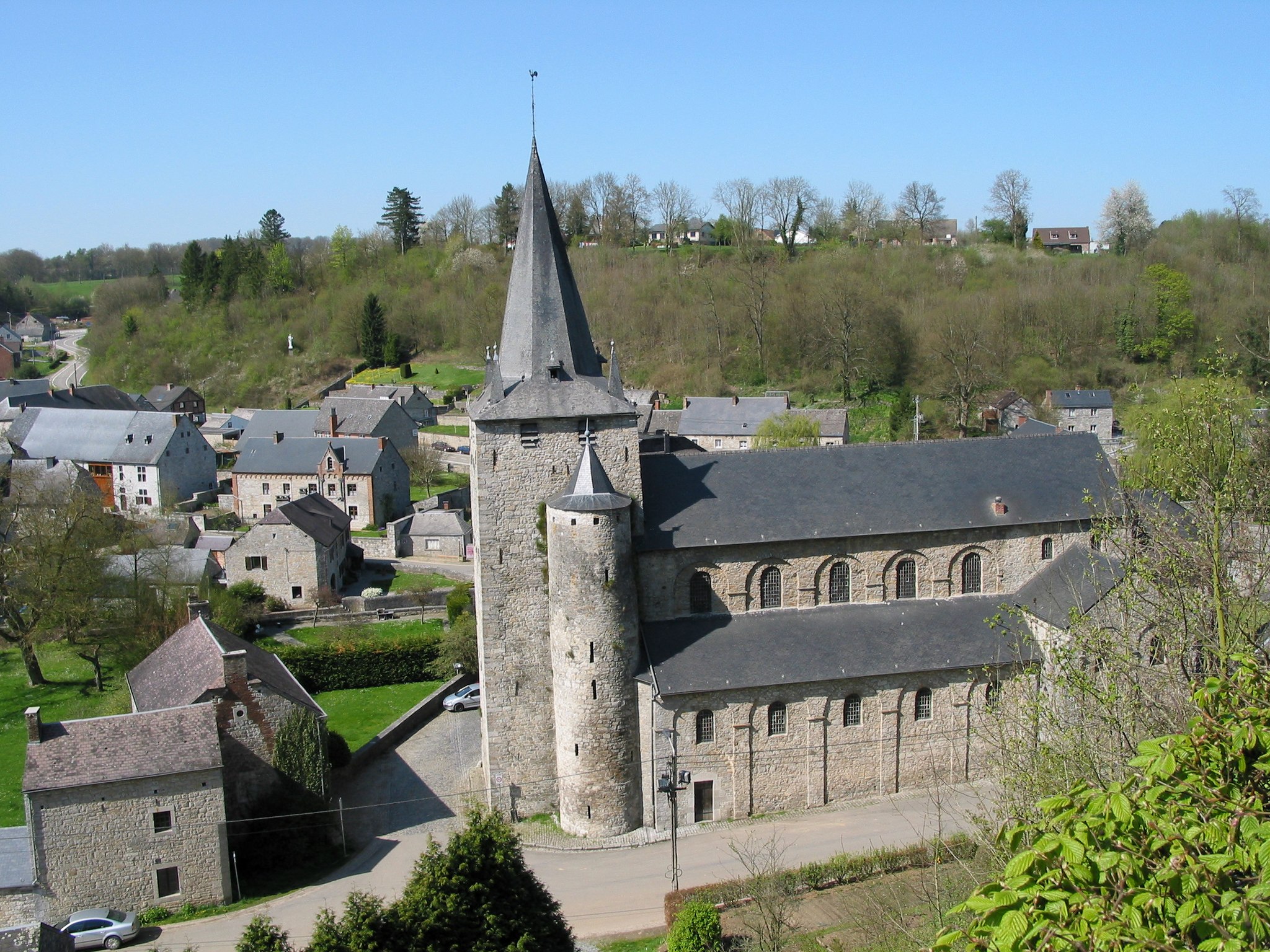 Celles (Namur) (Belgique), église Saint-Hadelin, Église romane du XIe siècle. Par Jean-Pol GRANDMONT, CC BY 2.5 