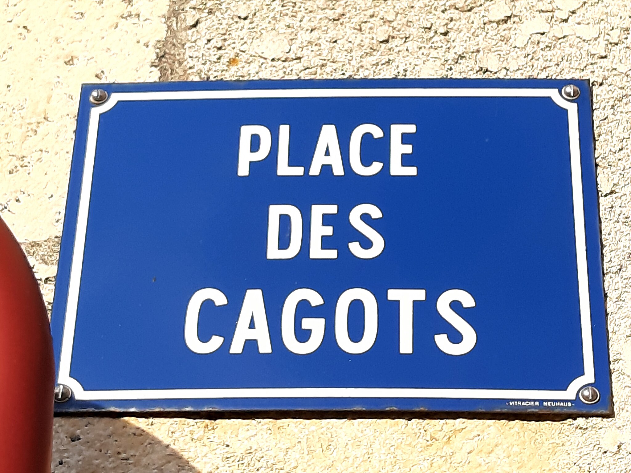 Place des Cagots à Roquefort. Landes, Nouvelle-Aquitaine. Par Jibi44, CC BY-SA 4.0, via Wikimedia Commons