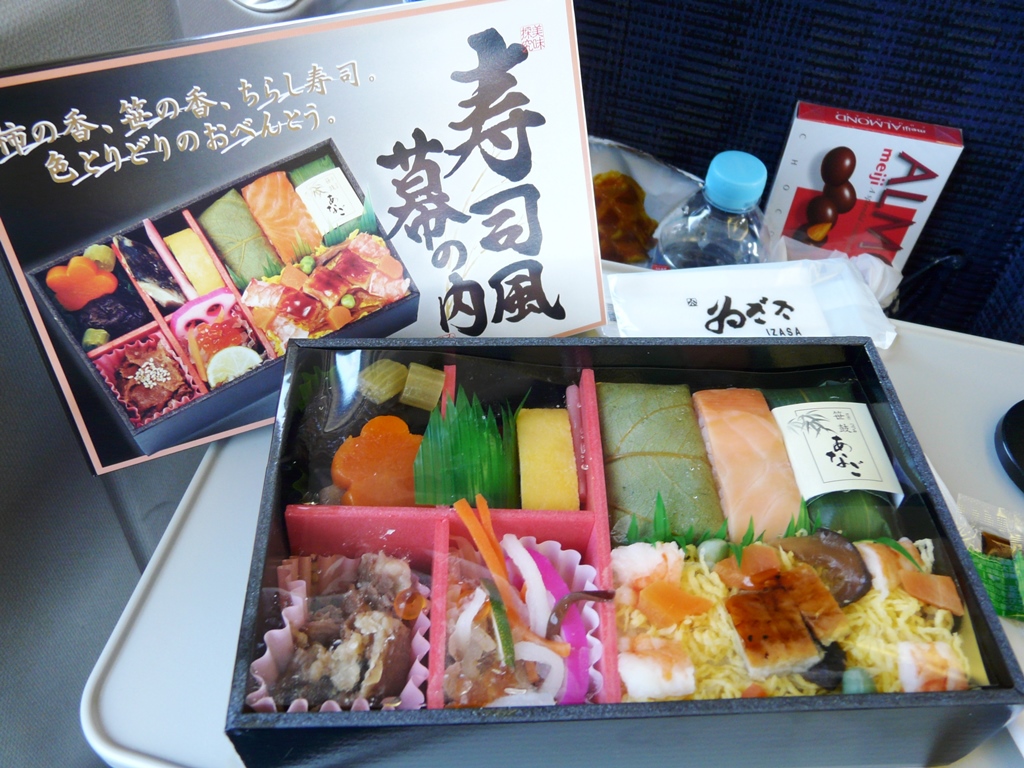 Une boîte bentom si commode pour les repas à bord du train. Et toujours si frais et délicieux !  Photo © Marc Rigole