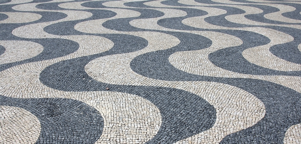 Calçada portuguesa, ces petits pavés de calcaire blanc et de basalte noir