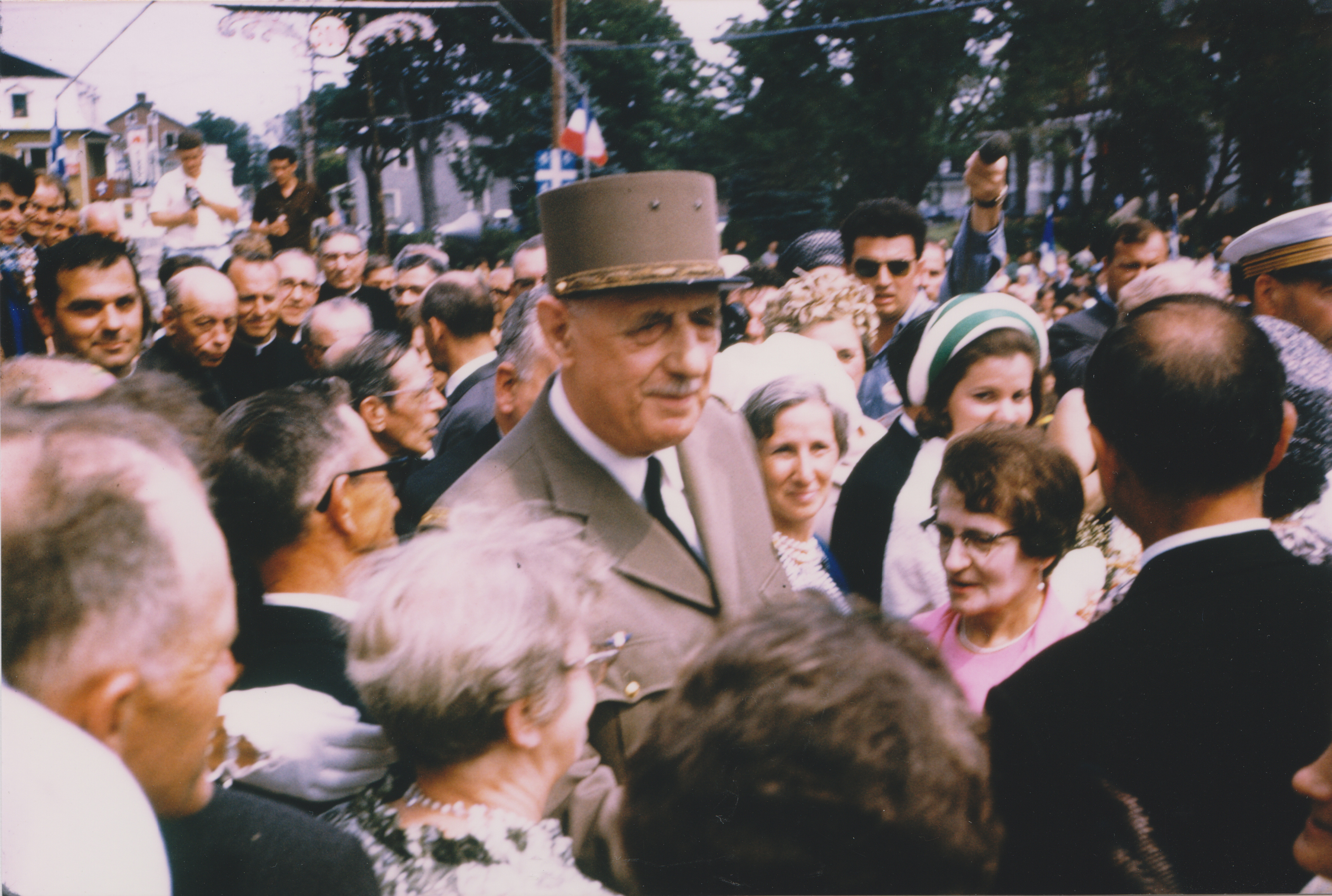 Charles de Gaulle sur le Chemin du Roy à Sainte-Anne-de-la-Pérade, le 26 juillet 1967é Par Nichole Ouellette/Maurice Cossette — Travail personnel, CC BY-SA 4.0, 