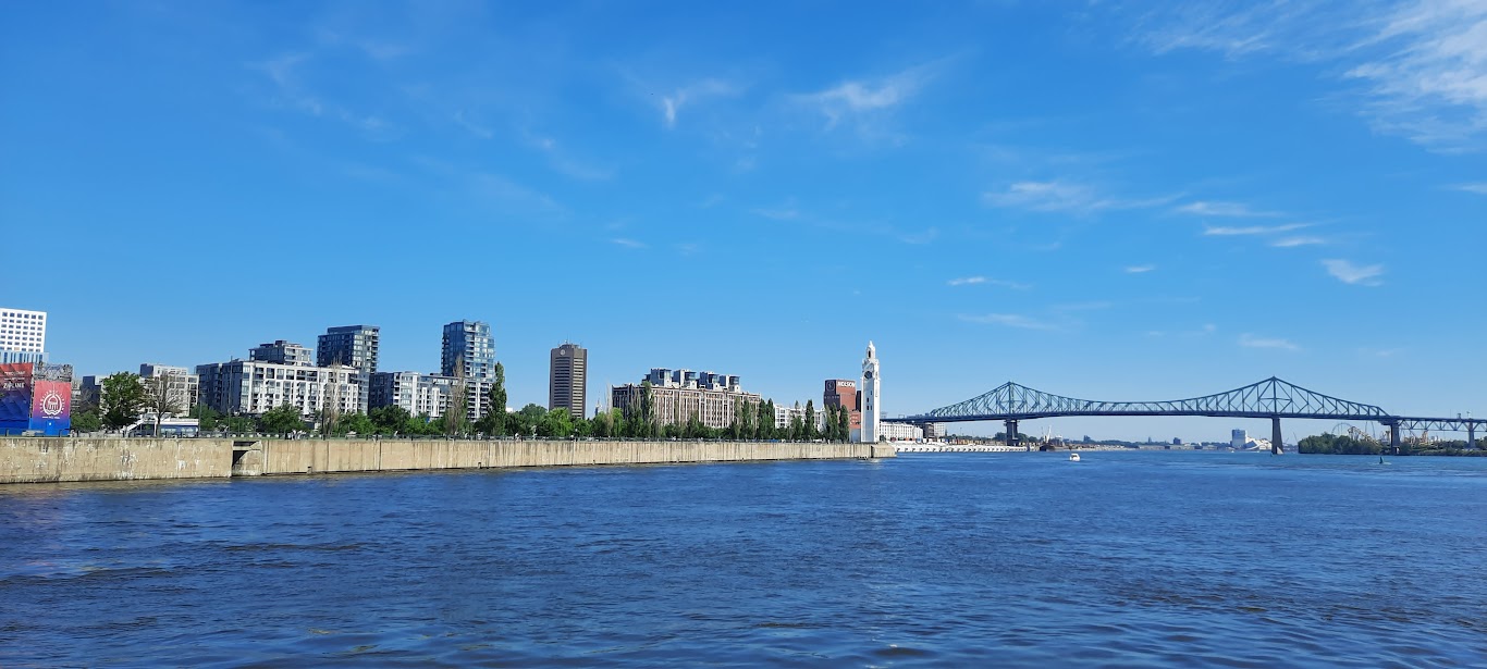 Le fleuve Saint-Laurent à Montréal avec le pont Jacques-Cartier et la tour de l'Horloge. Photo  © Daniel Desjardins