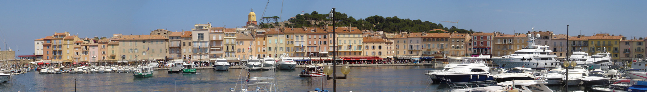 Saint-Tropez et sa marina où était amarré le yacht de Guy de Maupassant. Par Marc Desbor dérivé du travail de Massimo Telò — Ce fichier est dérivé de : Sainttropez-4-big.jpg:, CC BY-SA 3.0