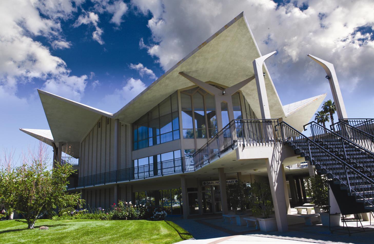Pavillon principal de l'Université Hope International, à Fullerton, Californie. Par Slcoats — Travail personnel, CC BY 3.0,