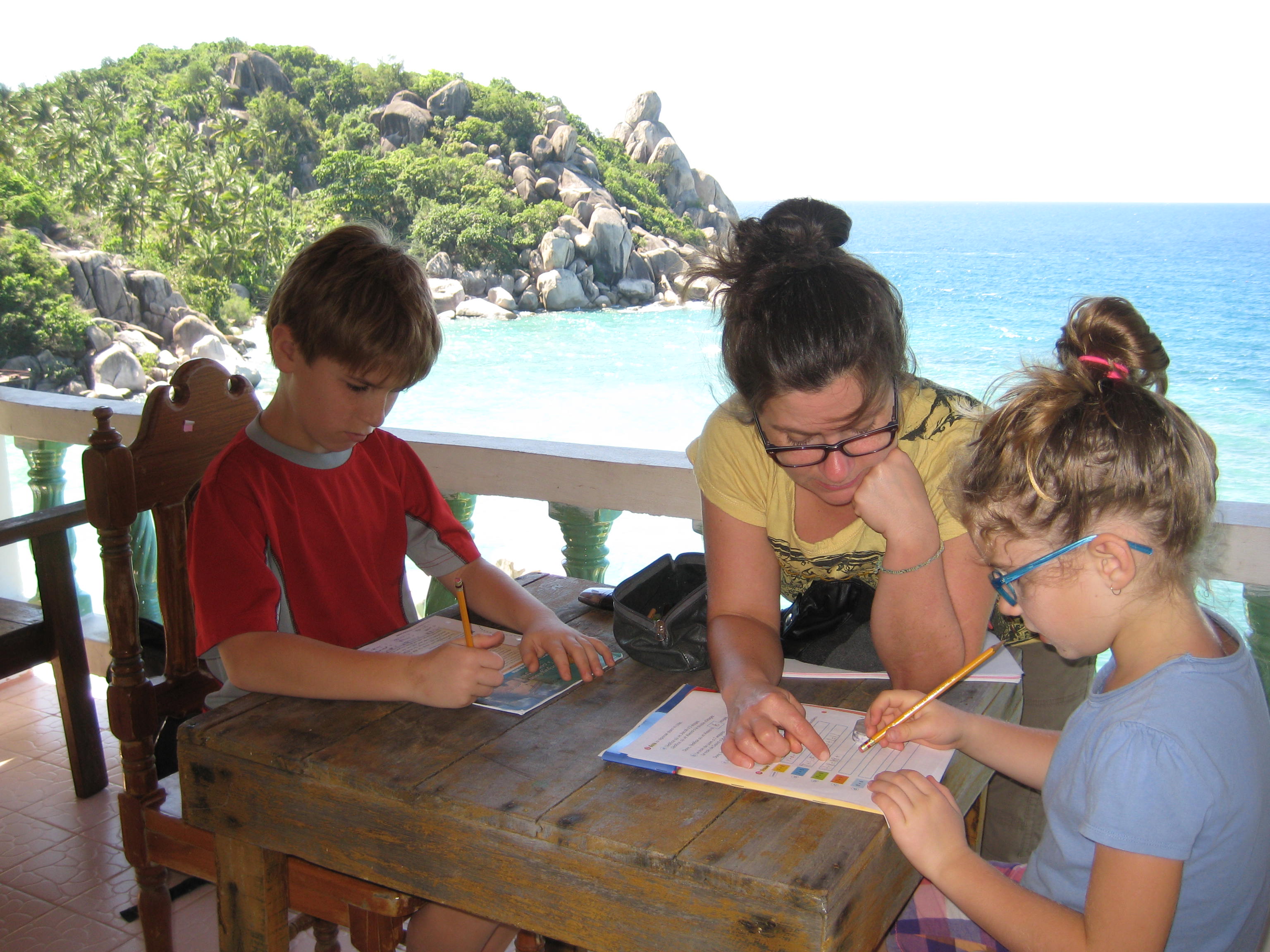 Julie Brodeur des Guides de voyage Ulysse, avec ses enfants, © Marc Berger