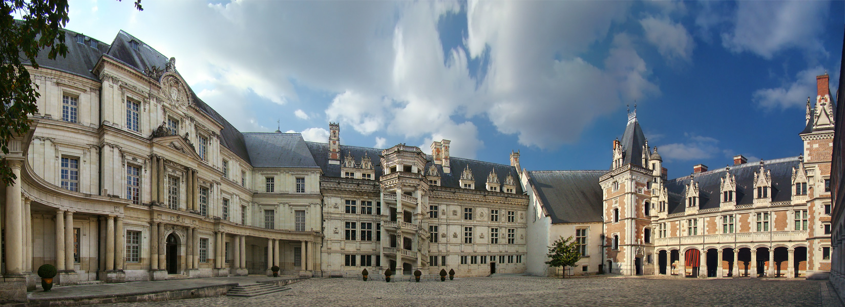 Les façades intérieures du château de Blois. Par Tango7174, CC BY-SA 4.0 <https://creativecommons.org/licenses/by-sa/4.0>, via Wikimedia Commons