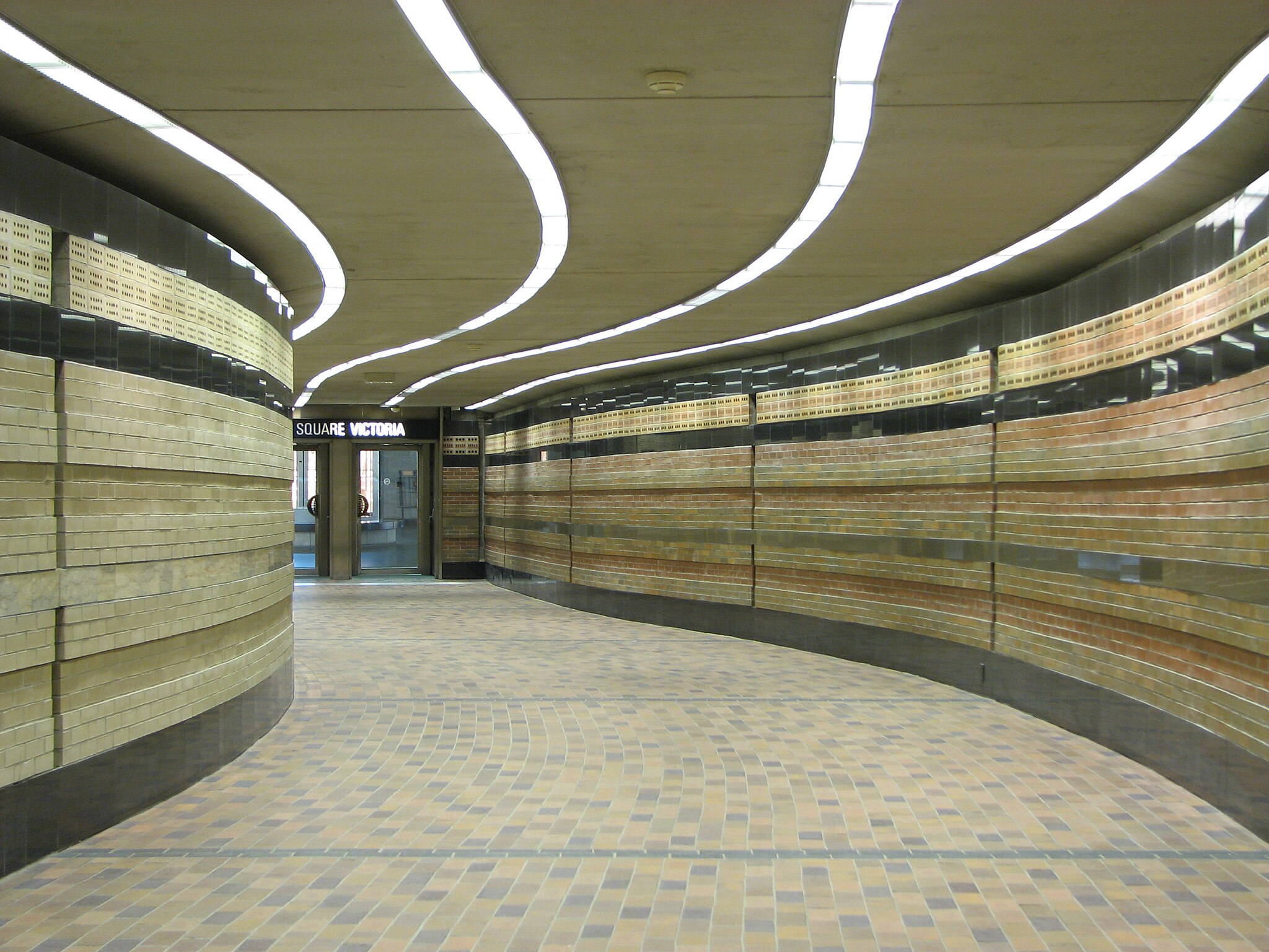Passage entre le Centre de commerce mondial et la station de métro Square Victoria. Par Stéphane Batigne, CC BY 3.0
