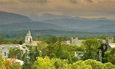 Le campus du Middlebury College, Vermont, et les Green Mountains en arrière-plan. Par Dogstarsail - CC BY-SA 3.0