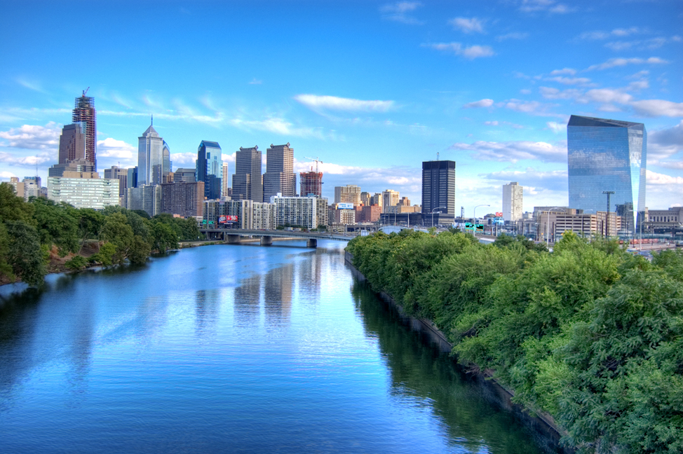 La rivière Schuylkill et la ville de Philadelphie en arrière-plan. Par Ed Yakovich, domaine public