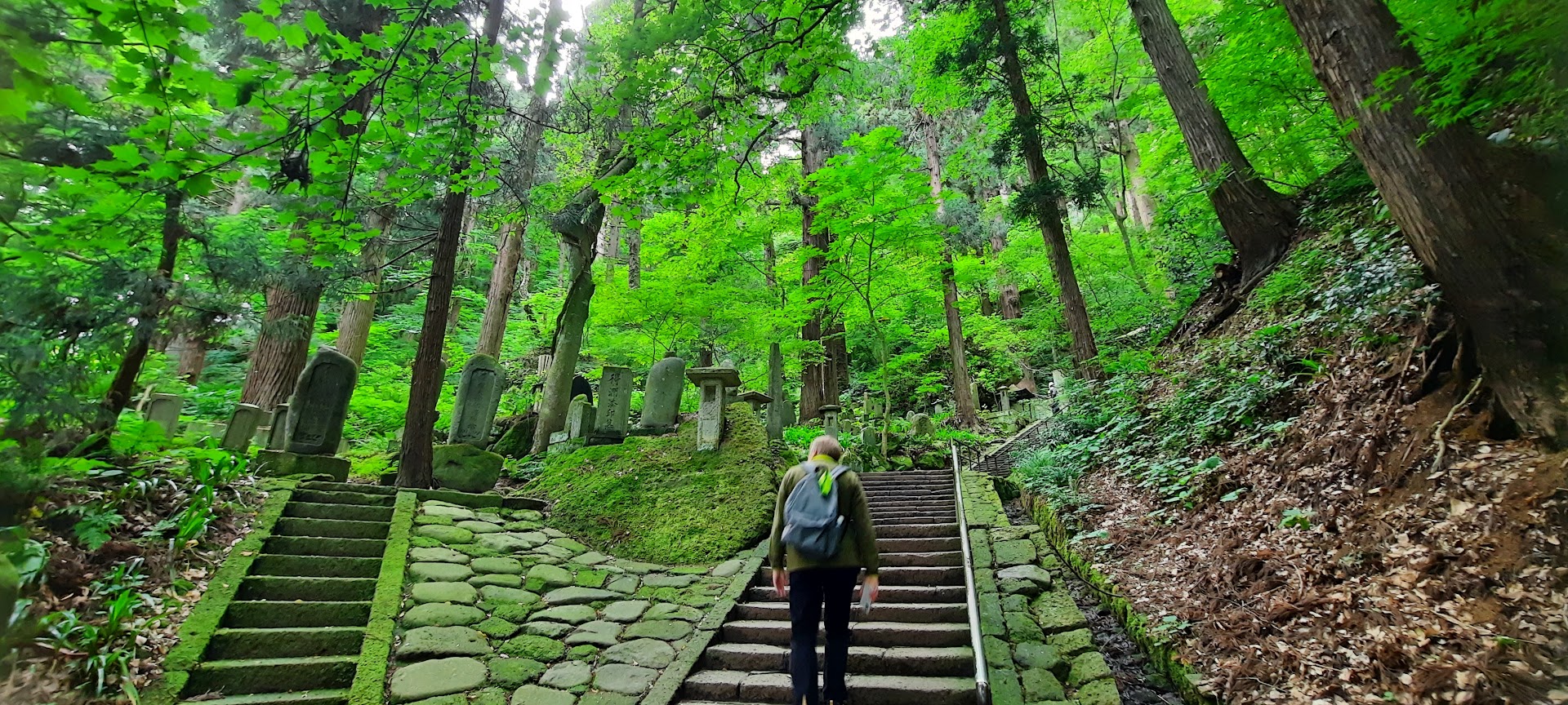 La montée vers les temples de Yamadera, région du Tohoku, Japon. Photo © Daniel Desjardins