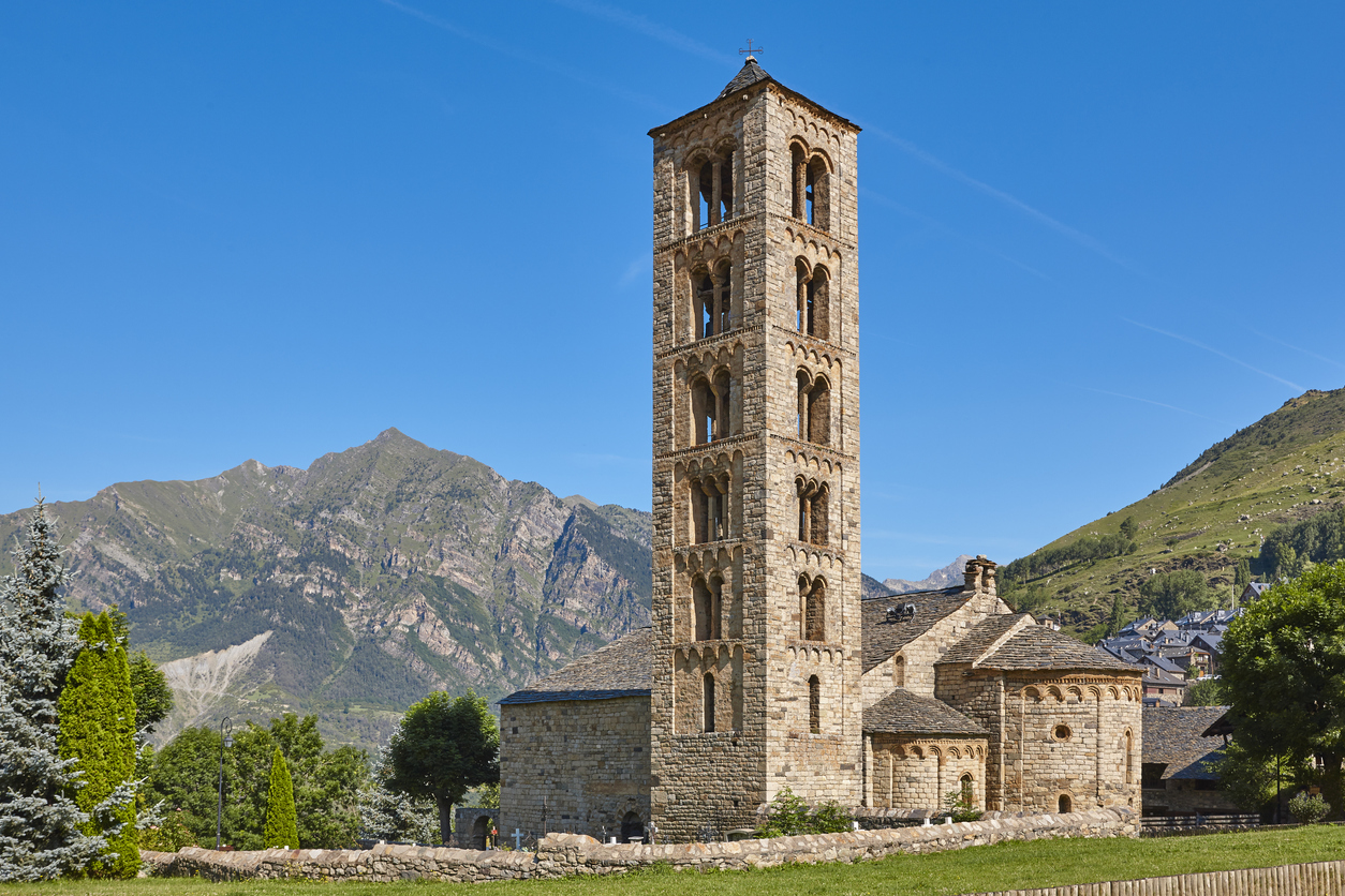 L'église Sant Climent de Taull, du XIIe s. et de style roman, dans la Vall de Boí, Catalogne, Espagne.  © iStock / ABBPhoto