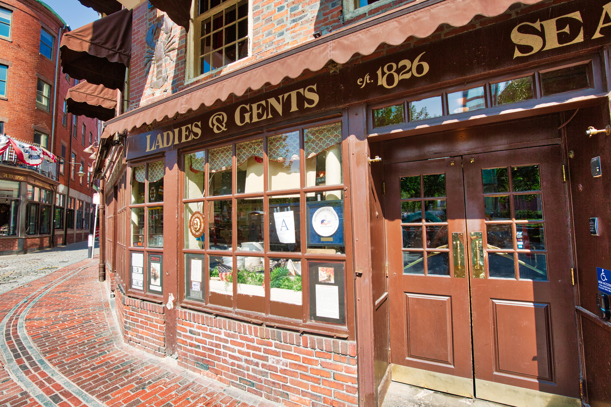 Pubs dans le port de Boston et South Market, Massachusetts. © iStock / Elijah-Lovkoff