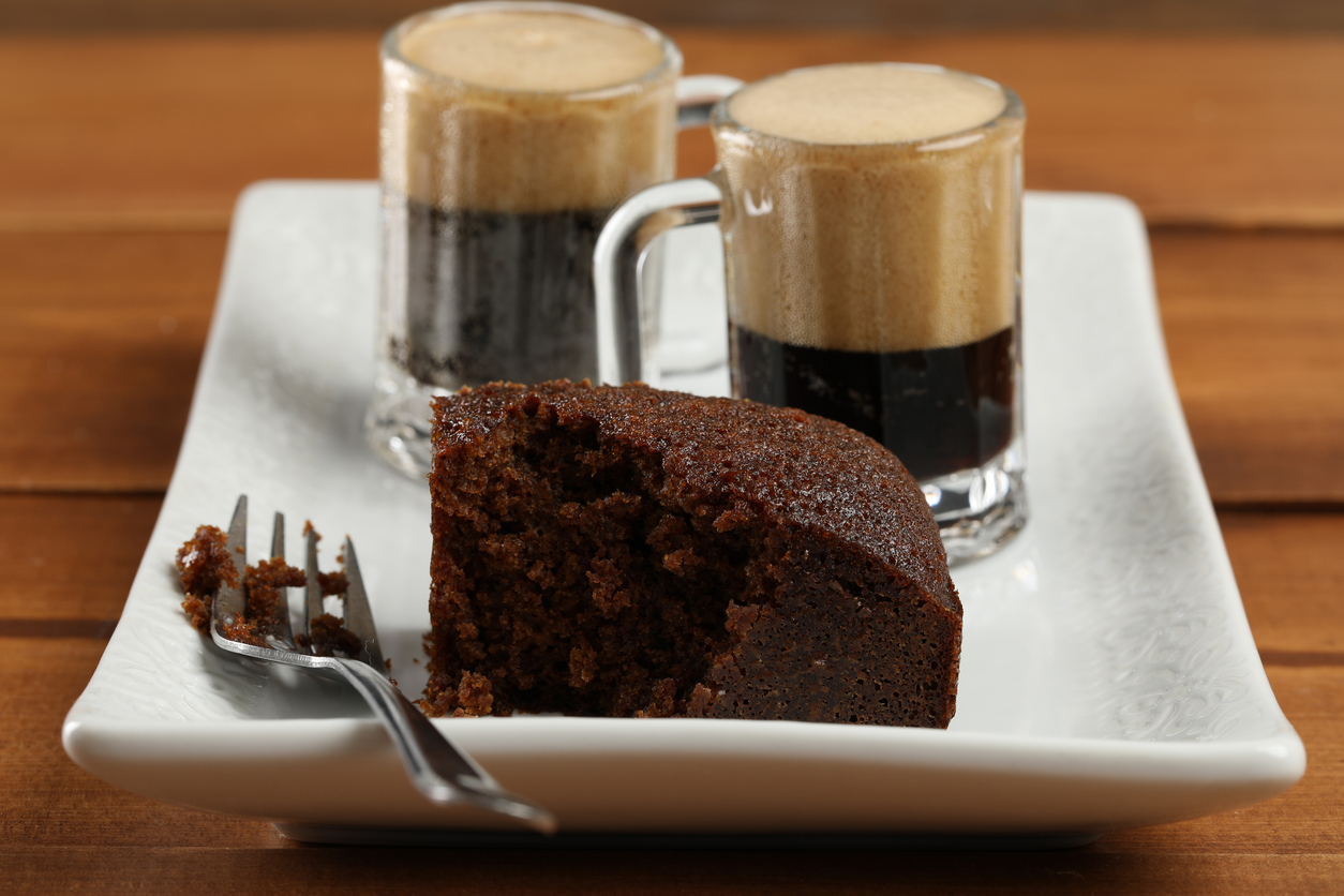 Gâteau au gingembre avec une bière Stout © iStock / DebbiSmirnoff 