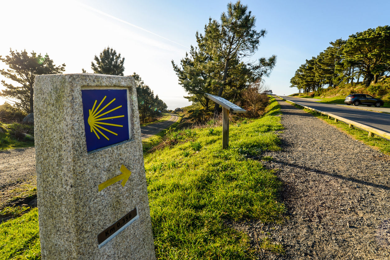 Panneau indicateur sur le Chemin de Saint-Jacques de Compostelle © iStock / OlivierGuiberteau