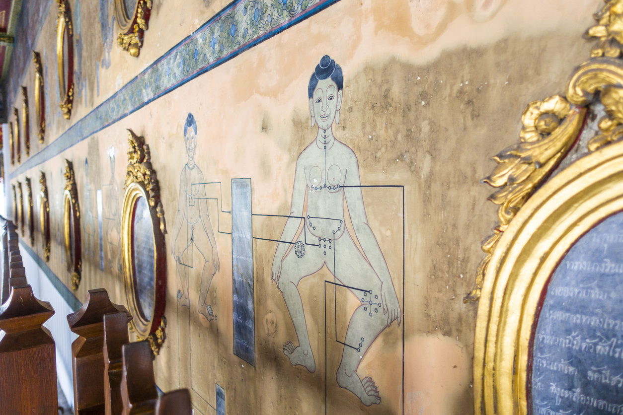 Fresques au temple Wat Pho de Bangkok pour l'enseignement de l'art du massage thaï.  © iStock / tonefotografia