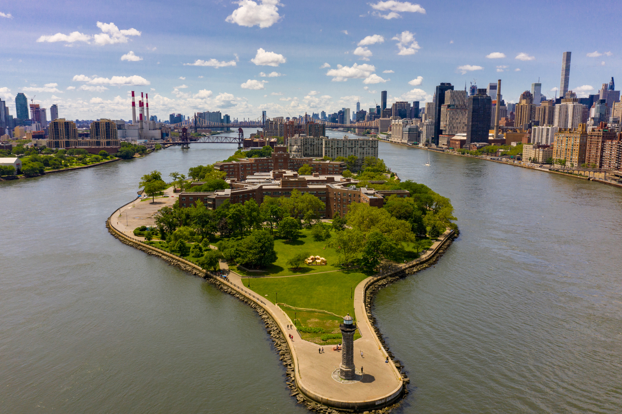  Roosevelt Island, New York © iStock / felixmizioznikov