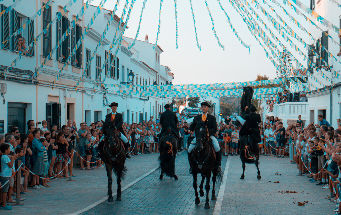 Un défilé à Minorque qui témoigne de la passion de l'île pour les chevaux. © iStock / Tanaonte