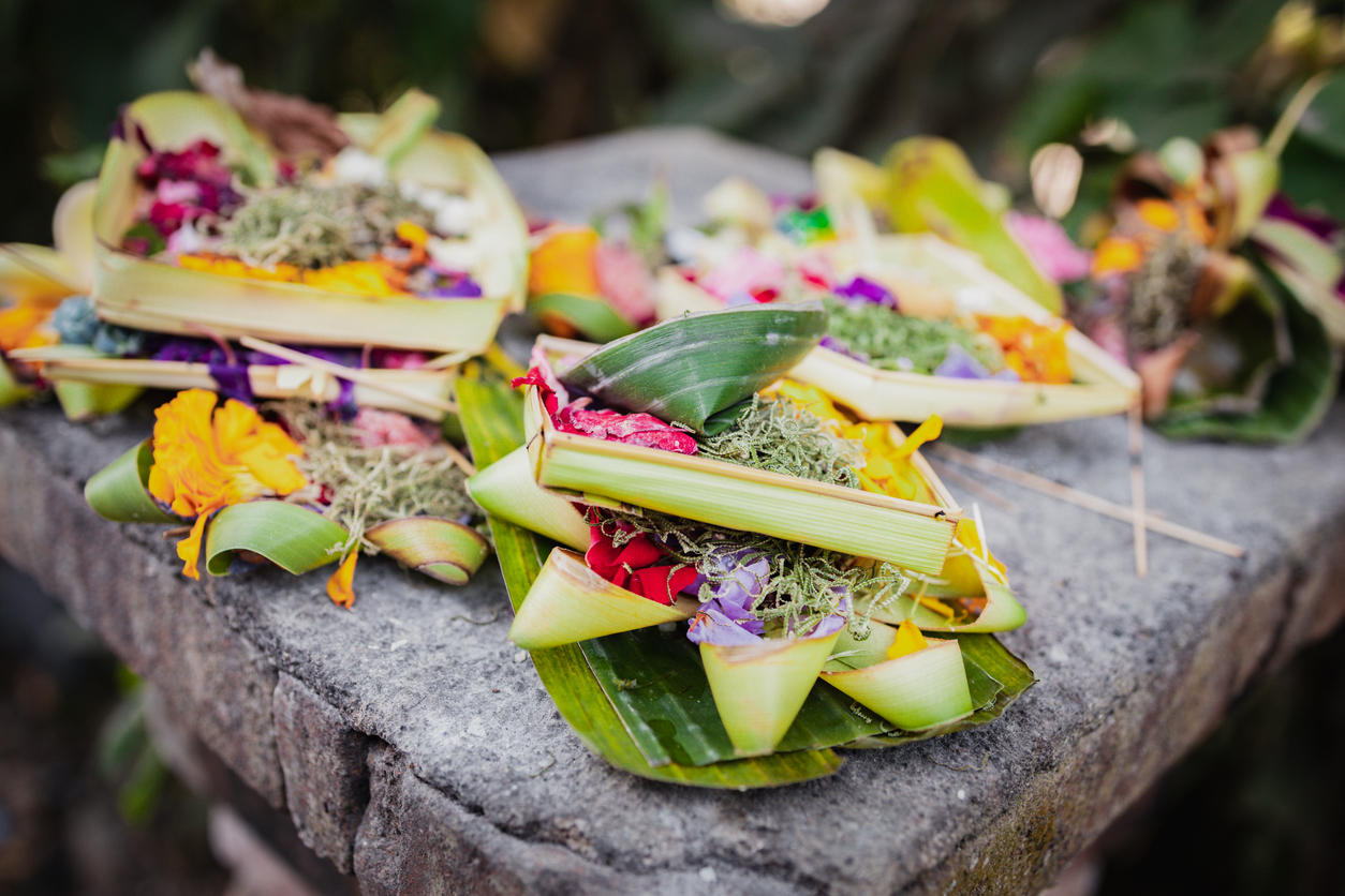 Canang Sari, offrandes religieuses dans un temple d'Ubud à Bali © iStock / GCShutter