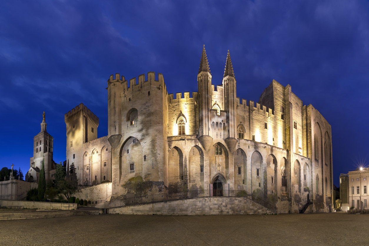 Le palais des papes à Avignon. © iStock / KavalenkavaVolha