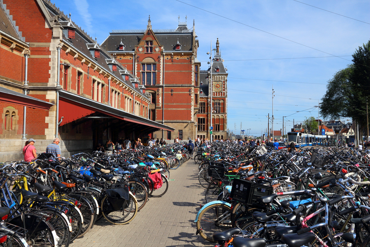 Stationnement des vélos devant la gare d'Amsterdam.  © iStock / tupungato
