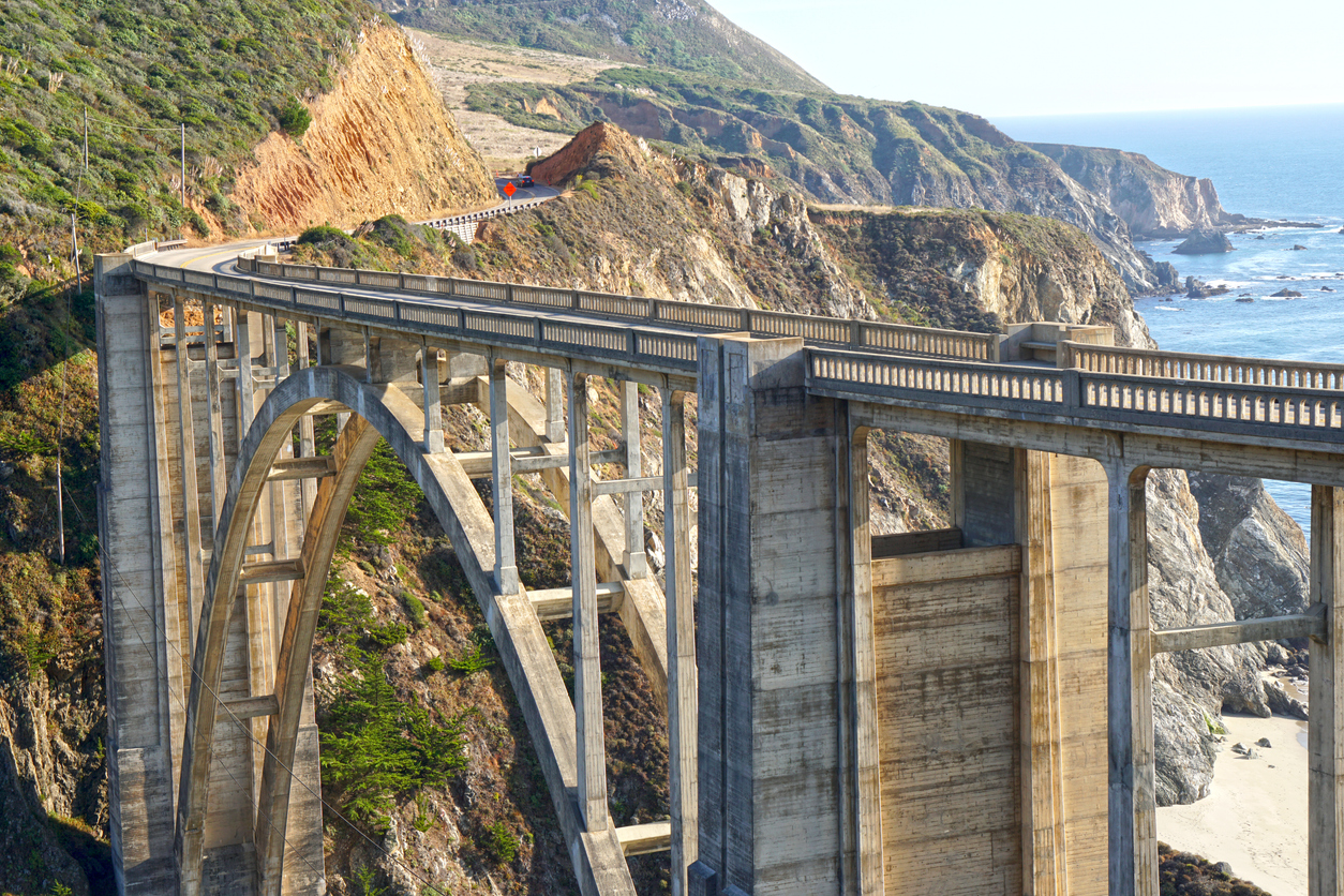 Le pont sur le Bixby Creek, California State Route 1.  © iStock / Kittinit Yassara