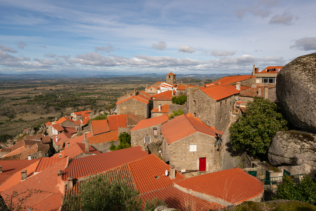 Le village de Monsanto en Beira intérieure Sud, Portugal © iStock / LuisPinaPhotogrpahy