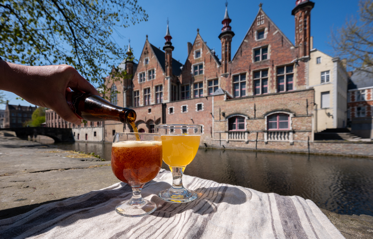 Dégustation de bières belges vue sur les maisons médiévales et les canaux à Bruges, Flandre, Belgique © iStock / barmalini