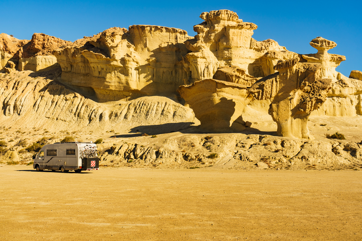 Un camping-car près des formations rocheuses de Bolnuevo,région Murcia, Espagne © iStock / Anetlanda