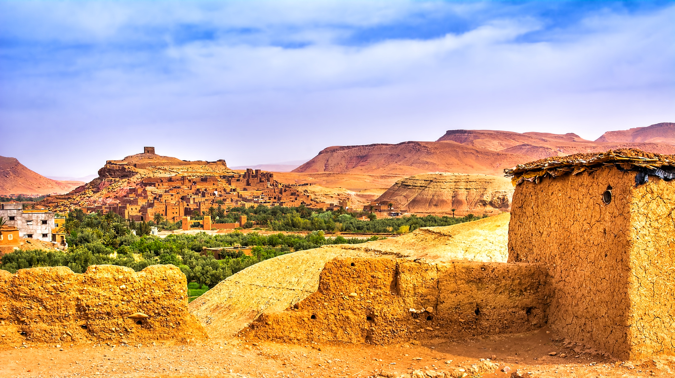 Vue sur la Kasbah Ait Ben Haddou près de Ouarzazate dans les montagnes de l’Atlas au Maroc. © iStock / :Elena-studio