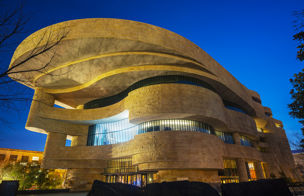 Le bâtiment du National Museum of the American Indian à Washington, un des musées de la Smithsonian Institution; par l'architecte canadien Douglas Cardinal. © iStock / traveler1116