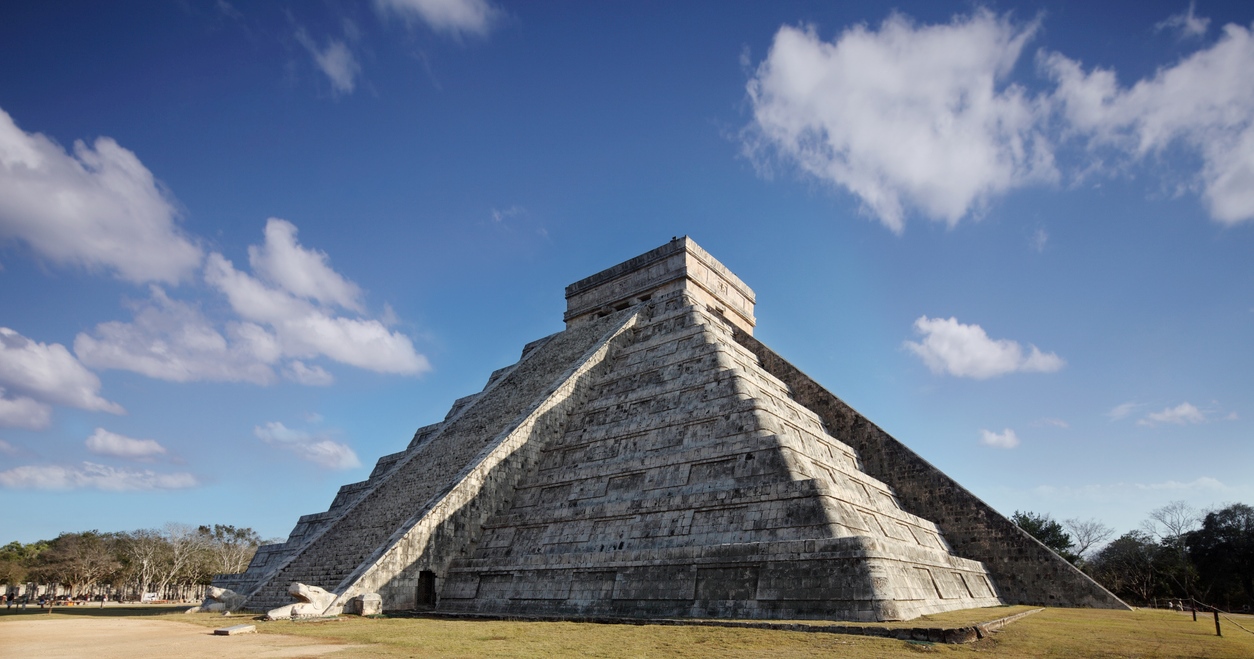 L'escalier nord du Castillo de Chichén Itzá à l'équinoxe de printemps © iStock / CostinT