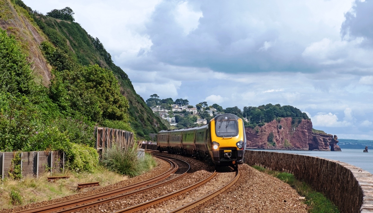 Train de voyageurs sur la route côtière du sud du Devon, sud de l'Angleterre, Royaume-Uni © iStock / pjhpix