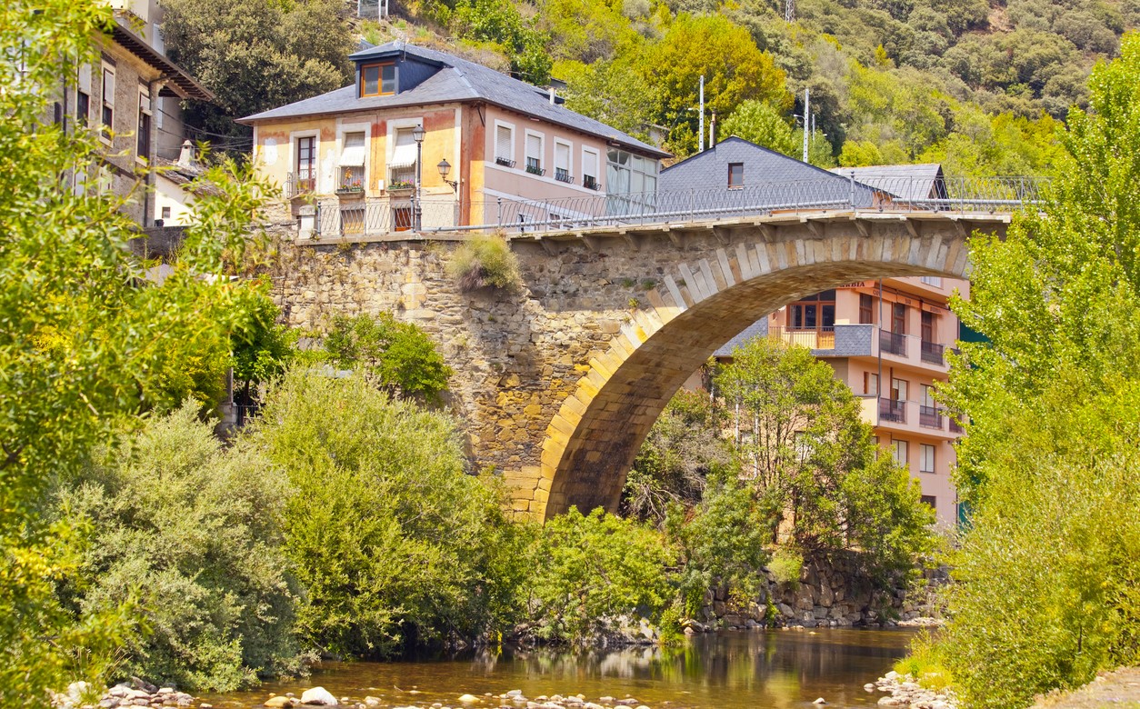 Pont médiéval à Villafranca del Bierzo, Castilla y León, Espagne. Camino de Santiago. © iStock / Mercedes Rancaño Otero