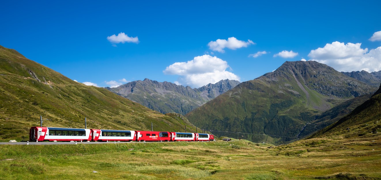 Oberalppass, Suisse et le train Glacier Express © iStock / David Taljat