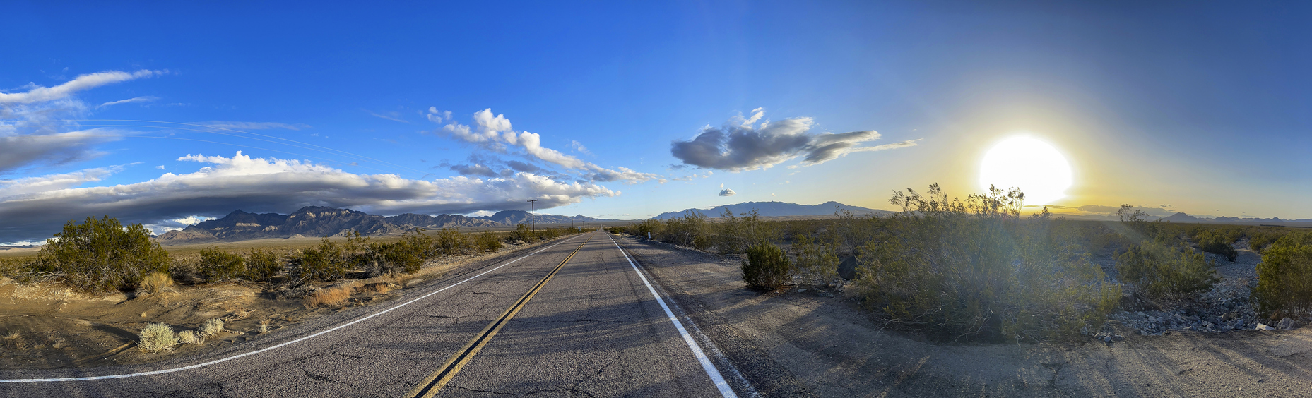 La légendaire Route 66 qui relie Chicago à Los Angeles et traverse le célèbre désert de Mojave.  © iStock / Domingo Saez Romero