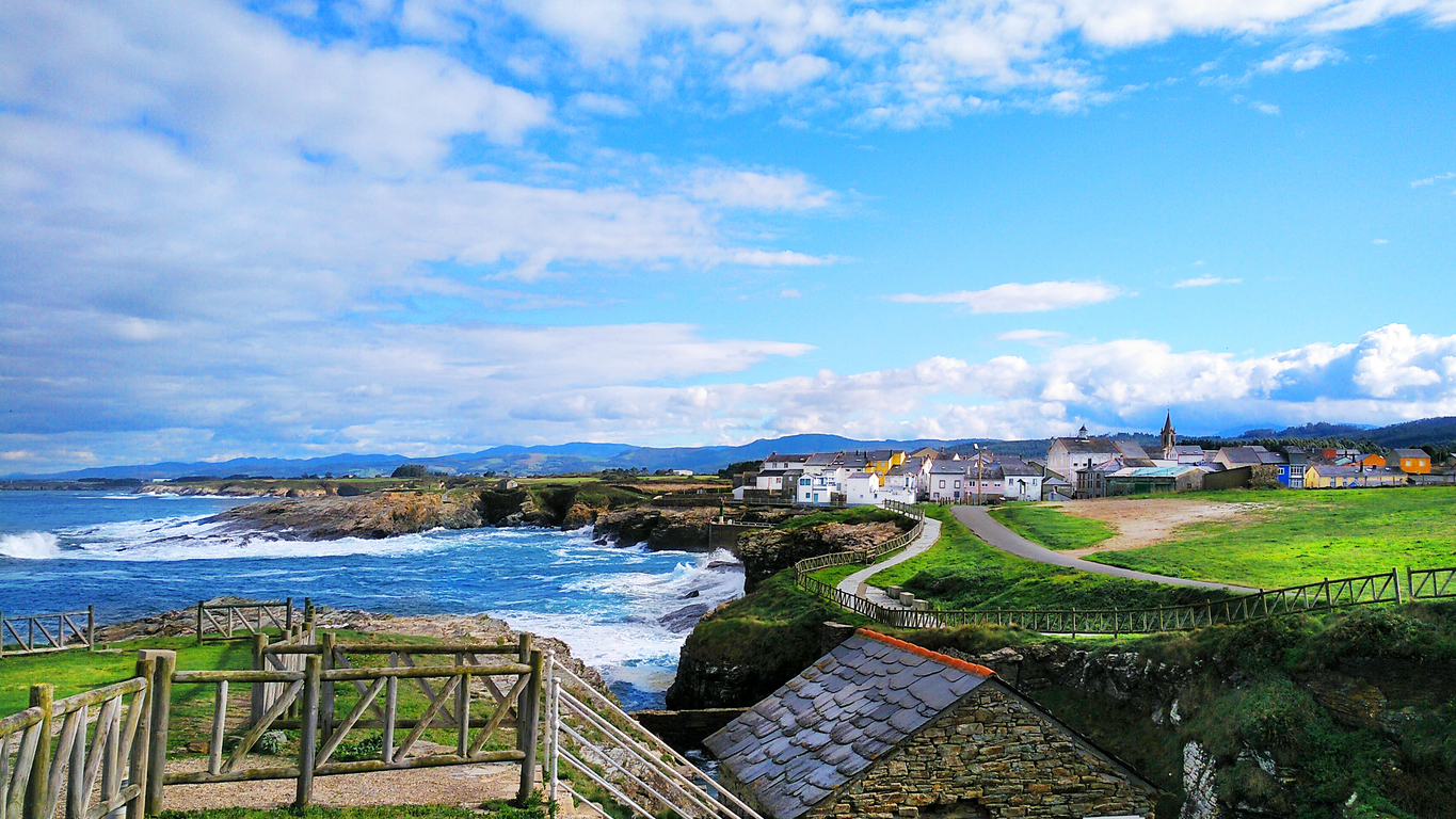 Village de pêcheurs de Rinlo Ribadeo, province de Lugo, Galice, Espagne, sur le Chemin du Nord  © iStock / Mercedes Rancaño Otero