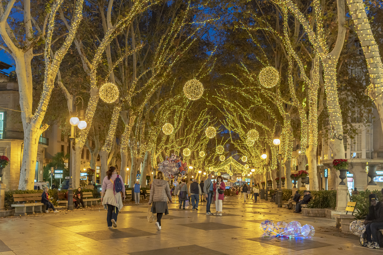 Illuminations pour les fêtes de fin d'année à Palma de Mallorca, Espagne © istock / Neme Jimenez