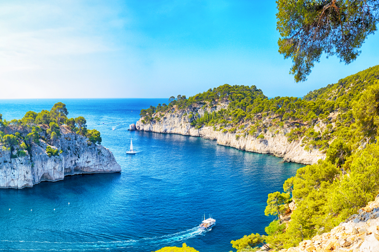 Les calanques de Marseille aux falaises blanches et aux eaux limpides © iStock / alxpin