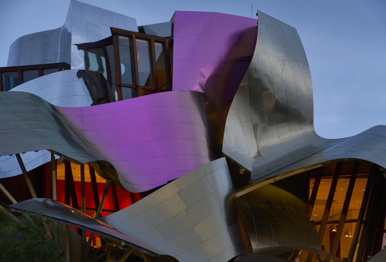 L'Hôtel Marqués de Riscal,  dessiné par l'architecte Frank Gehry pour l'entreprise vicitole du même nom, à Elciego , Pays basque espagnol © iStock / samey