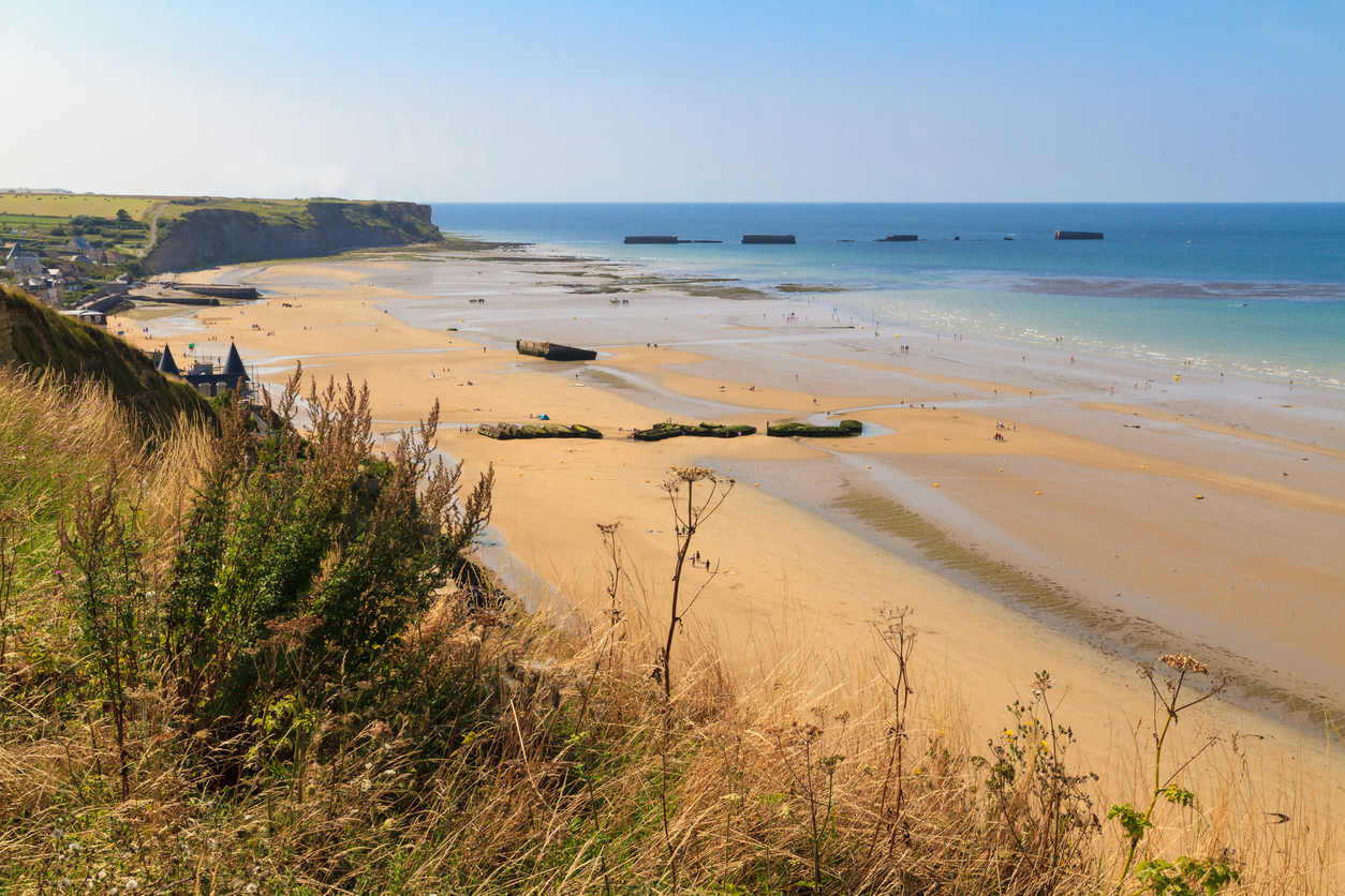 Des reste des éléments du port artificiel d'Arromanches en Normandie, France©  iStock / Bertl123