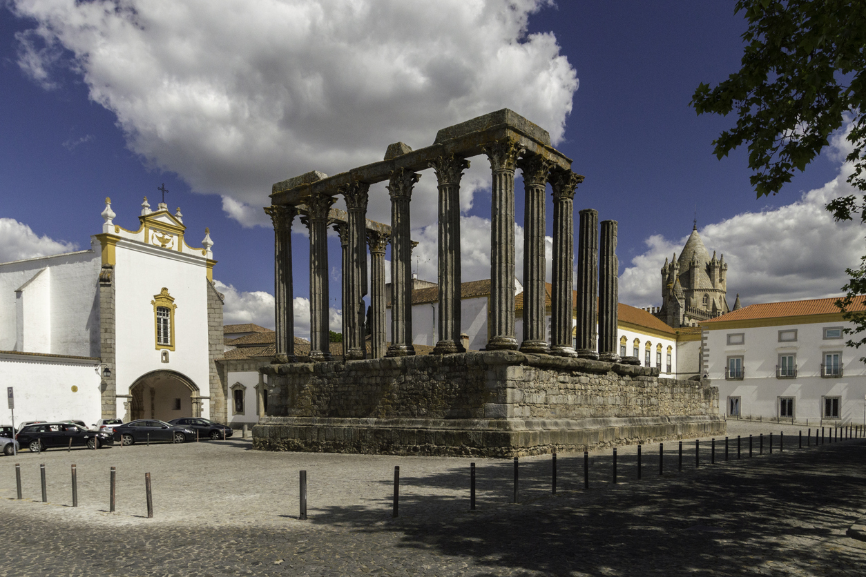 Les mégalithes et le temple romain de Diane à Evora, Portugal