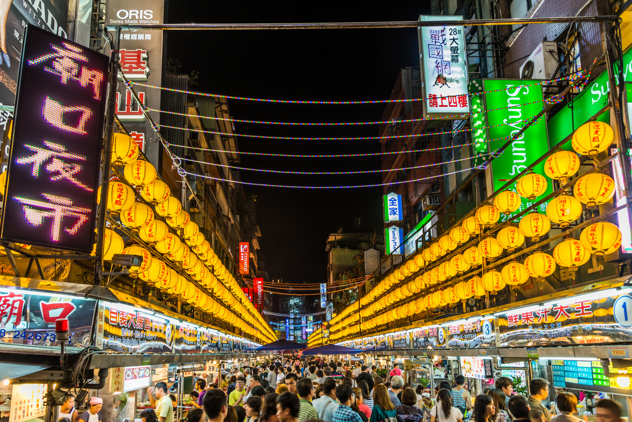 Le marché de nuit MiaoKou de la ville de Keelung, Taïwan  © iStock /  ytwong