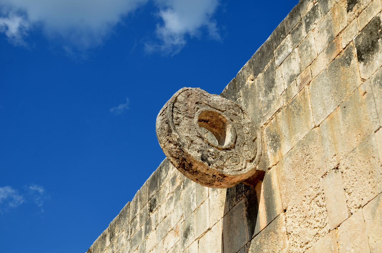 Un anneau dans le jeu de pelote de Chichén Itza.  © iStock / snoofek