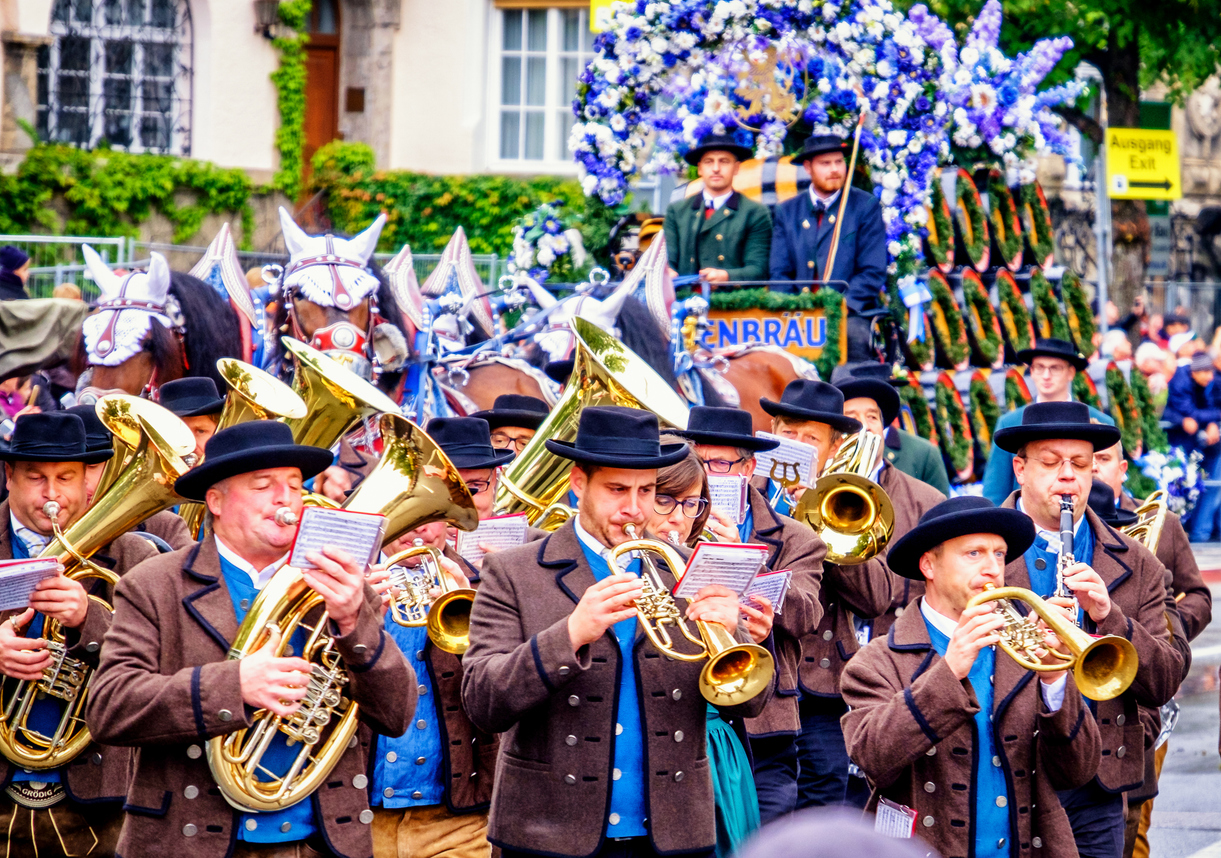 Défilé d'ouverture de l'Oktoberfest à Munich © iStock / FooTToo