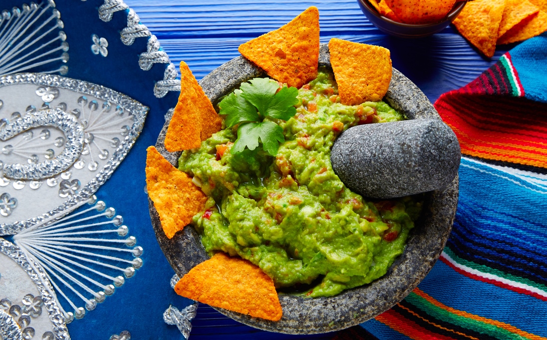 Guacamole avec nachos dans un molcajete mexicain © iStock / Lunamarina