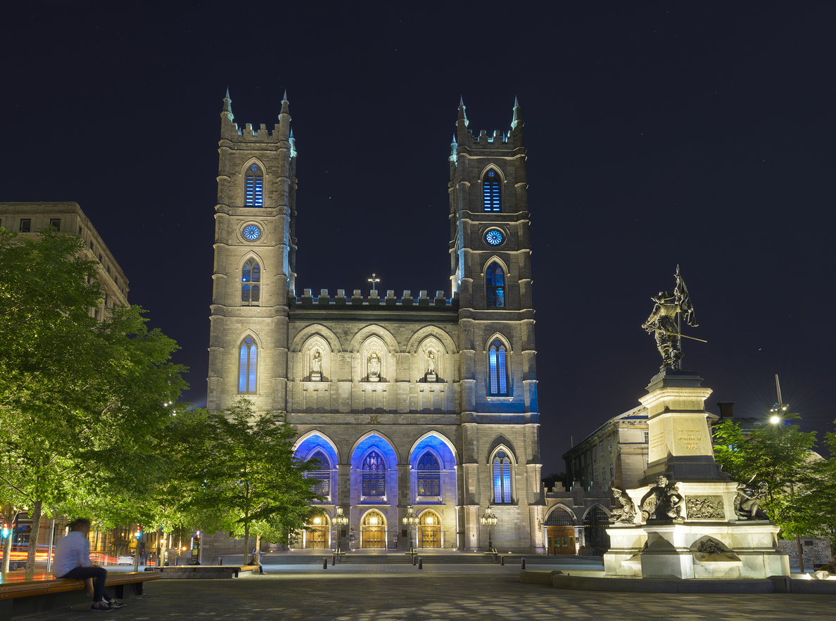 La basilique Notre-Dame, dans le Vieux-Montréal, la nuit. © iStock / chictype