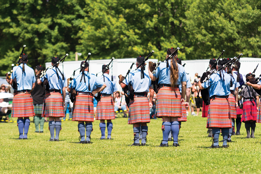 2014_Fergus_Scottish_Festival_and_Highland_Games_Pipers(14892333025).tif