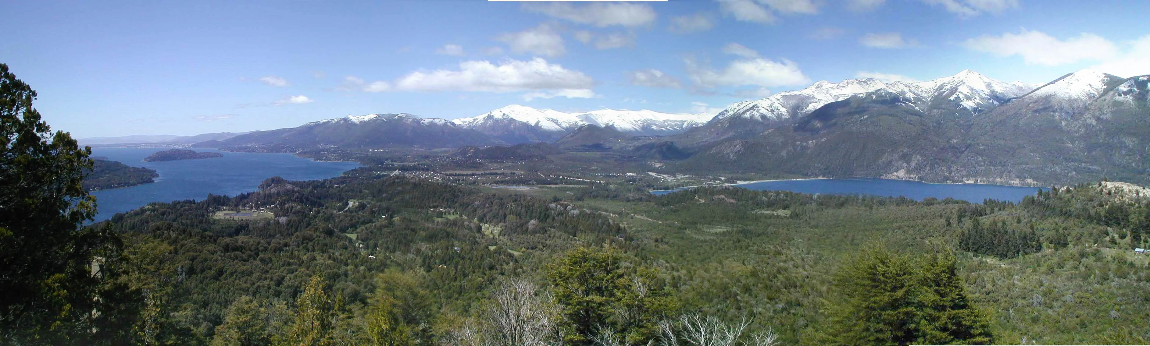 Vue prise depuis l'ouest, de la côte méridionale du lac Nahuel Huapi, y compris la ville de Bariloche. Par Xmort, travail personnel, domaine public. 